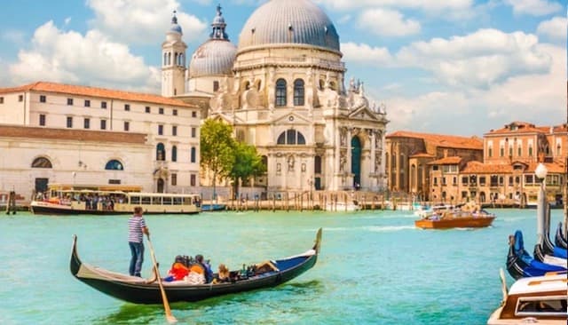 Passeio de gôndola em Veneza